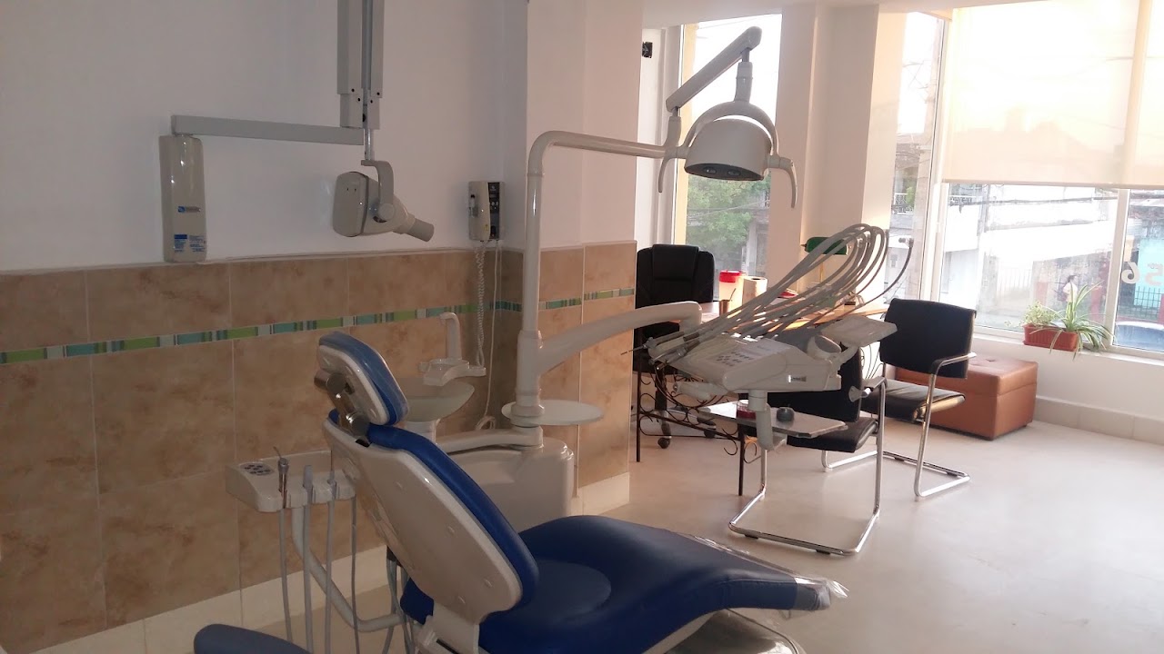 Consultorio odontológico moderno con sillón ergonómico e iluminación natural en Resistencia