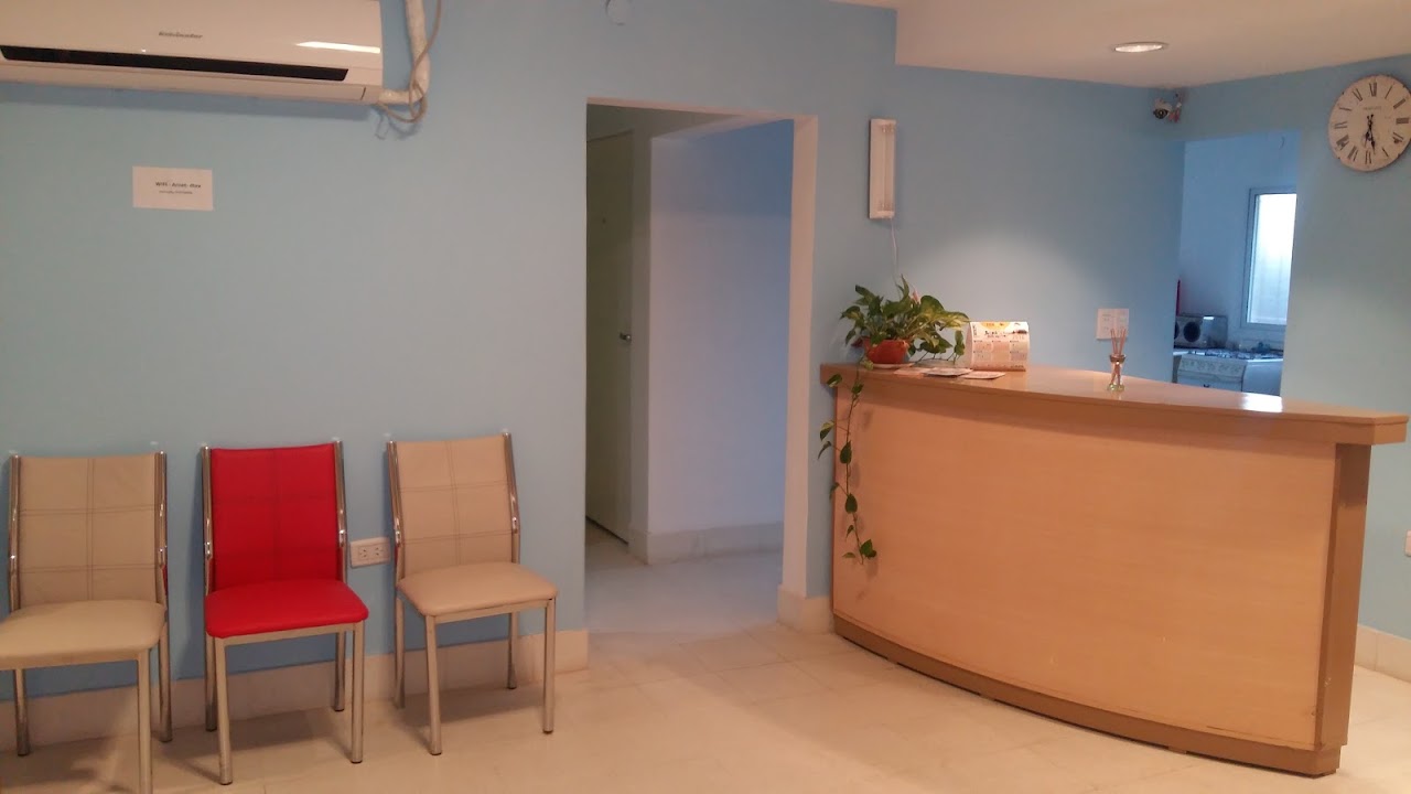 Recepción y sala de espera contemporánea con revestimientos en madera cálida y diseño biofílico